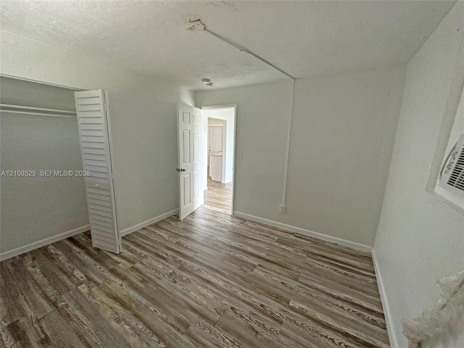   /  1400 sq. ft. $ 2026-10-18 0 foto