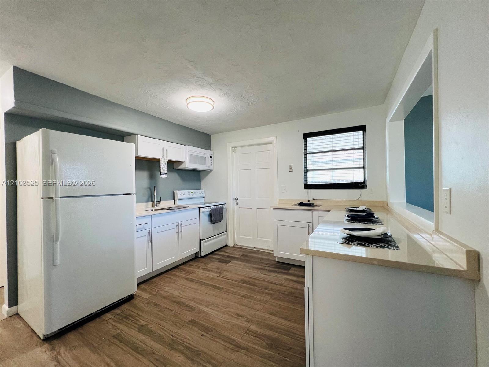  /  1400 sq. ft. $ 2026-10-18 0 foto