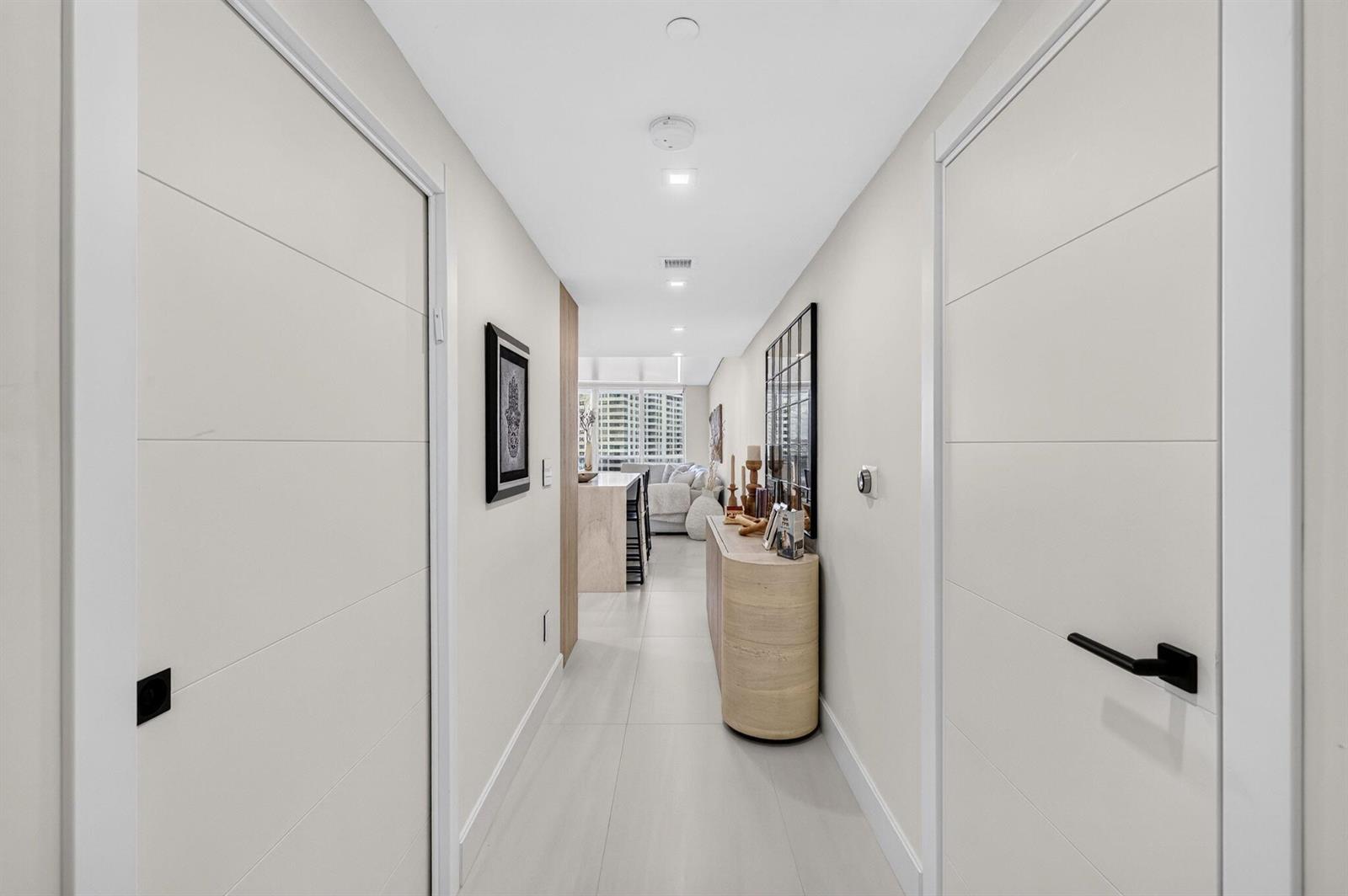 806 11 / 1 1086 sq. ft. $ 2026-10-19 0 foto