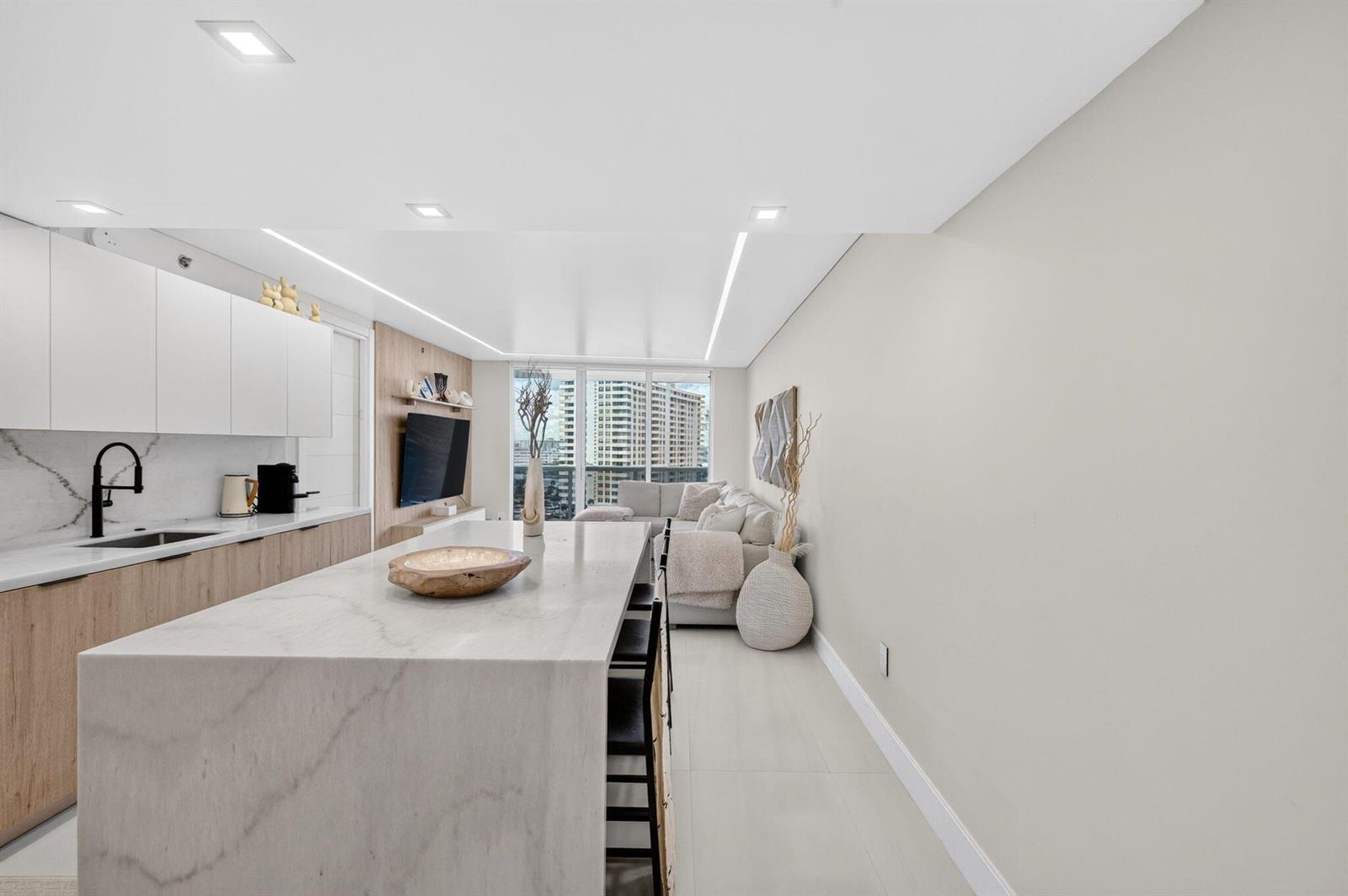 806 11 / 1 1086 sq. ft. $ 2026-10-19 0 foto