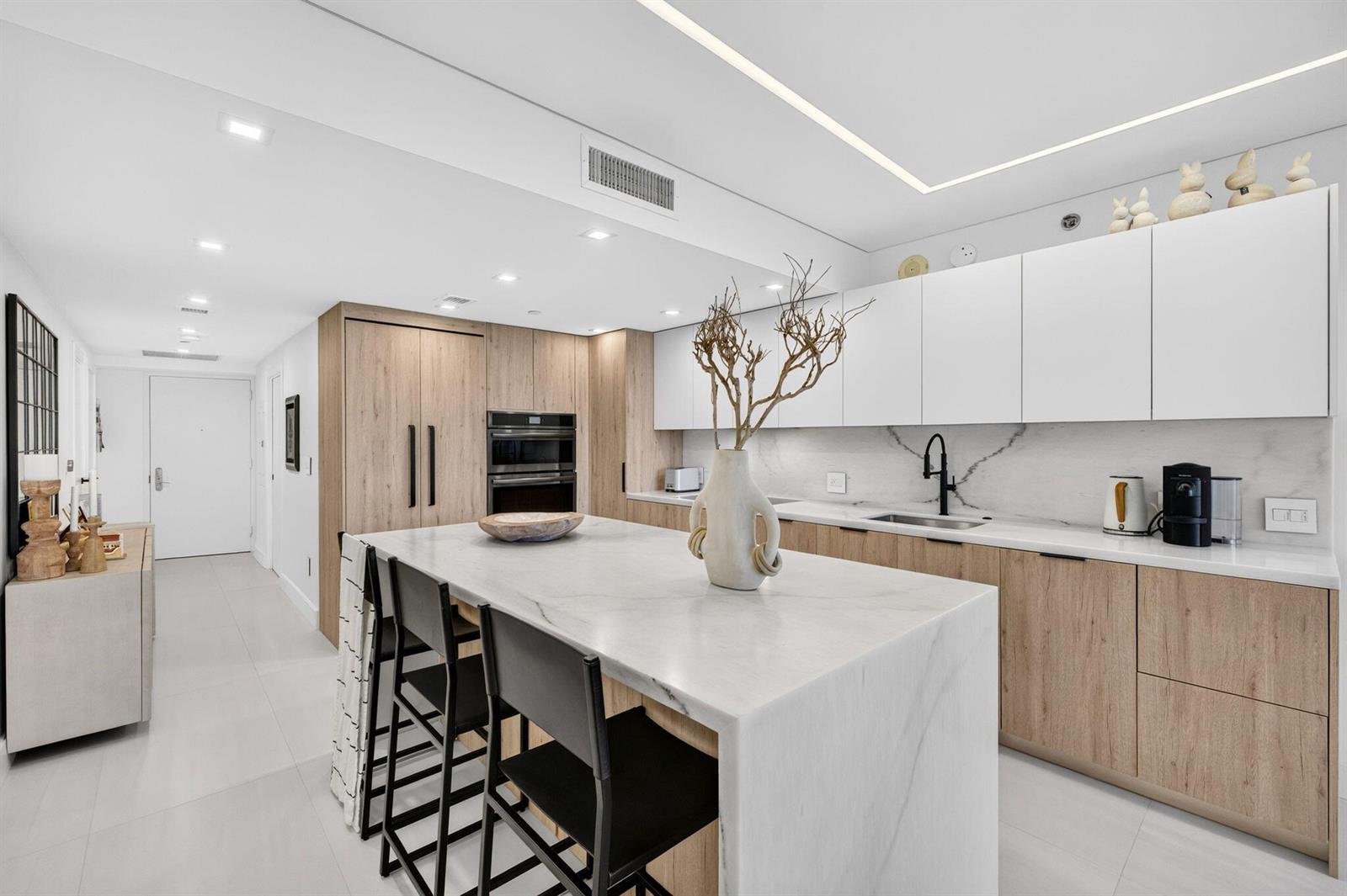806 11 / 1 1086 sq. ft. $ 2026-10-19 0 foto