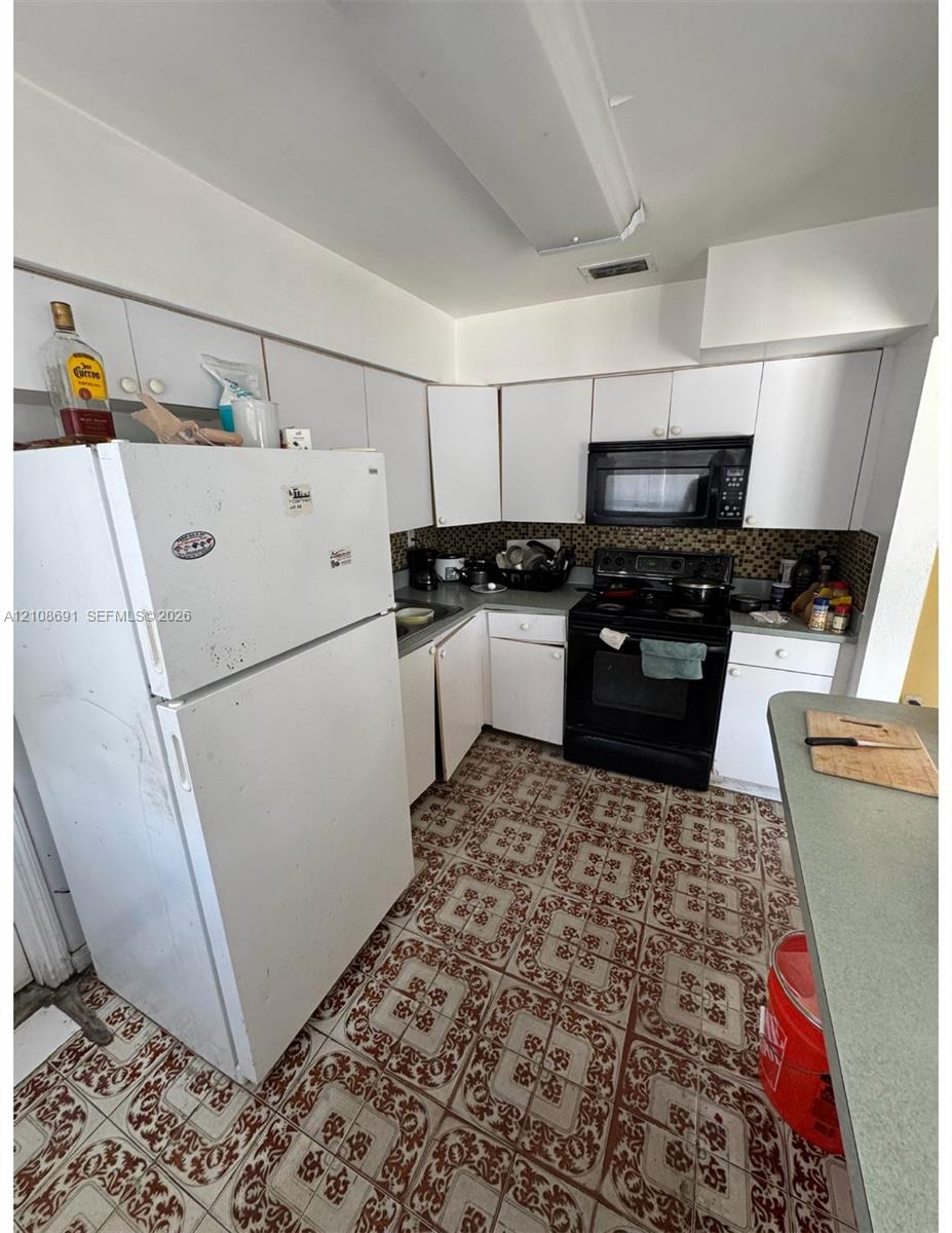 17210 3 / 1 1274 sq. ft. $ 2026-10-19 0 foto