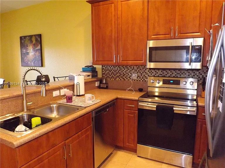 Ver detalles 2529 3 / 3 1698 sq. ft. $ 2026-10-19 0 foto