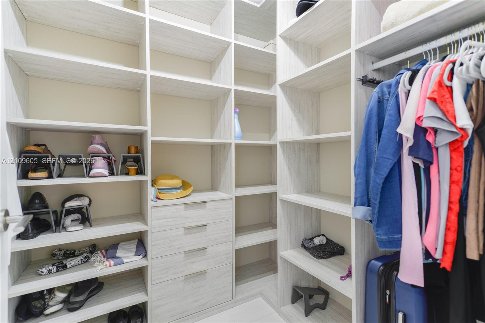 Ver detalles 4-906 2 / 3 1524 sq. ft. $ 2026-10-20 0 foto