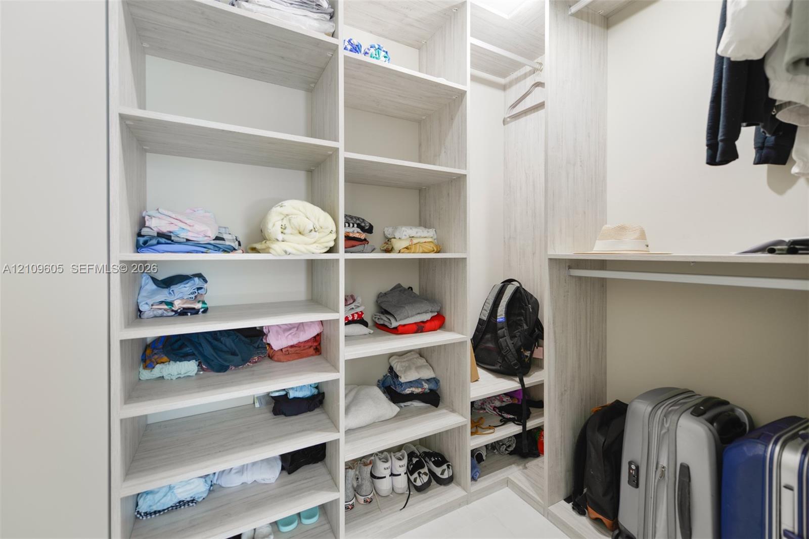 Ver detalles 4-906 2 / 3 1524 sq. ft. $ 2026-10-20 0 foto