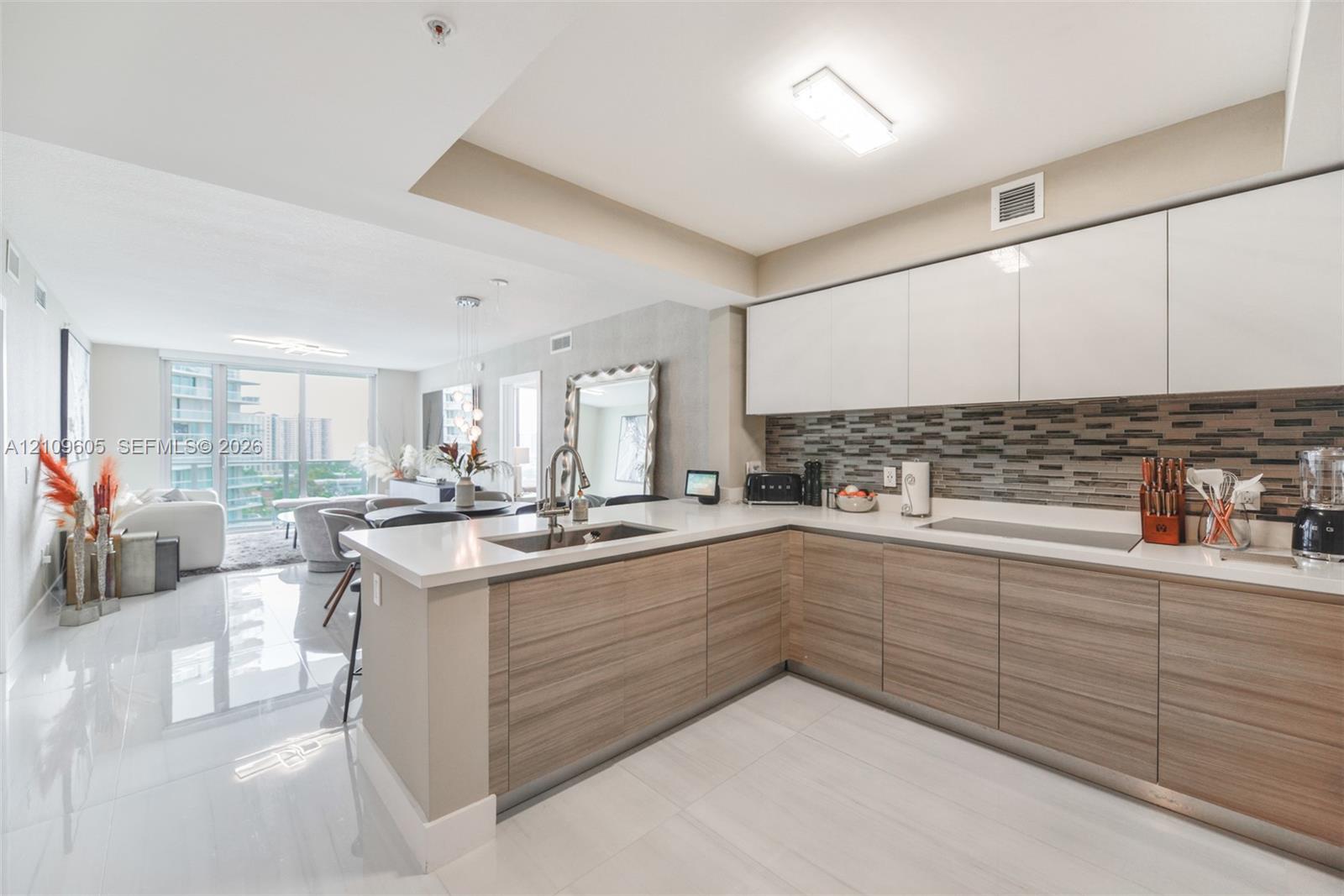 Ver detalles 4-906 2 / 3 1524 sq. ft. $ 2026-10-20 0 foto
