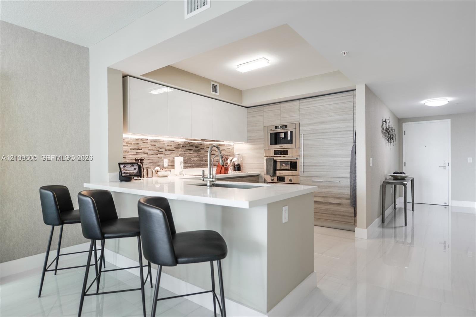 Ver detalles 4-906 2 / 3 1524 sq. ft. $ 2026-10-20 0 foto