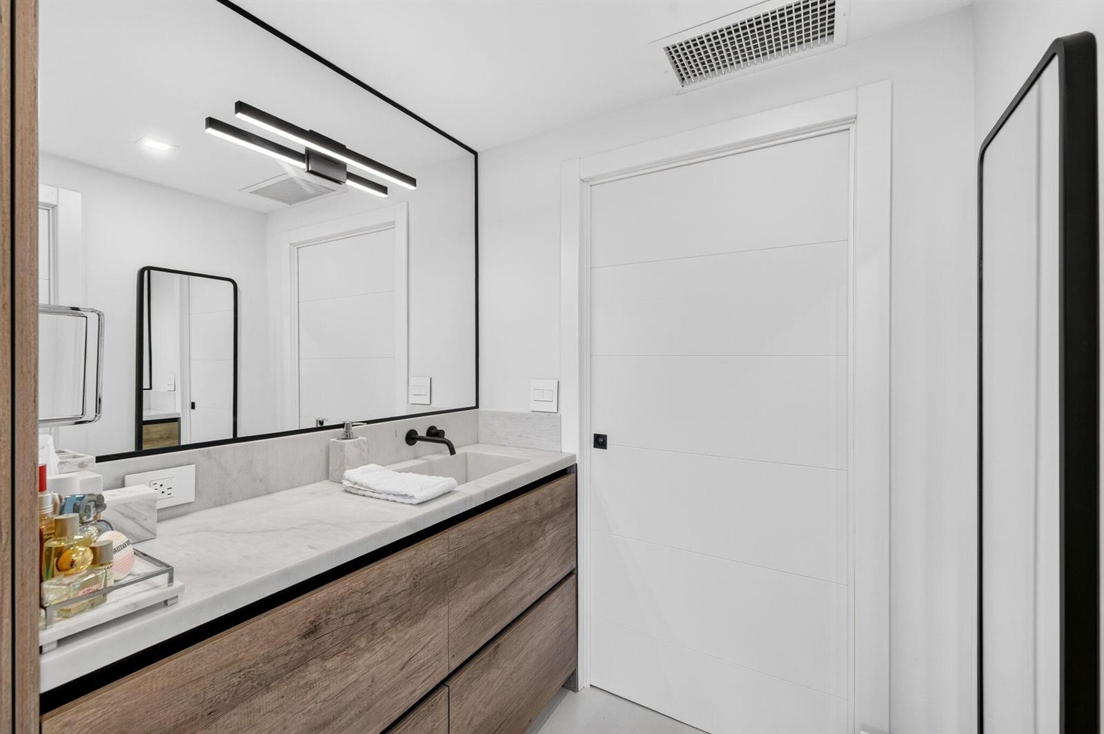 See details 806 1 / 1 1086 sq. ft. $ 2026-10-30 0 Photo