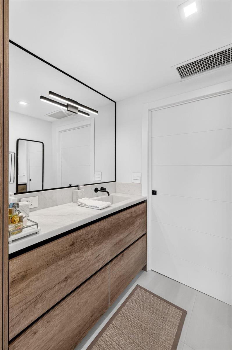 See details 806 1 / 1 1086 sq. ft. $ 2026-10-30 0 Photo