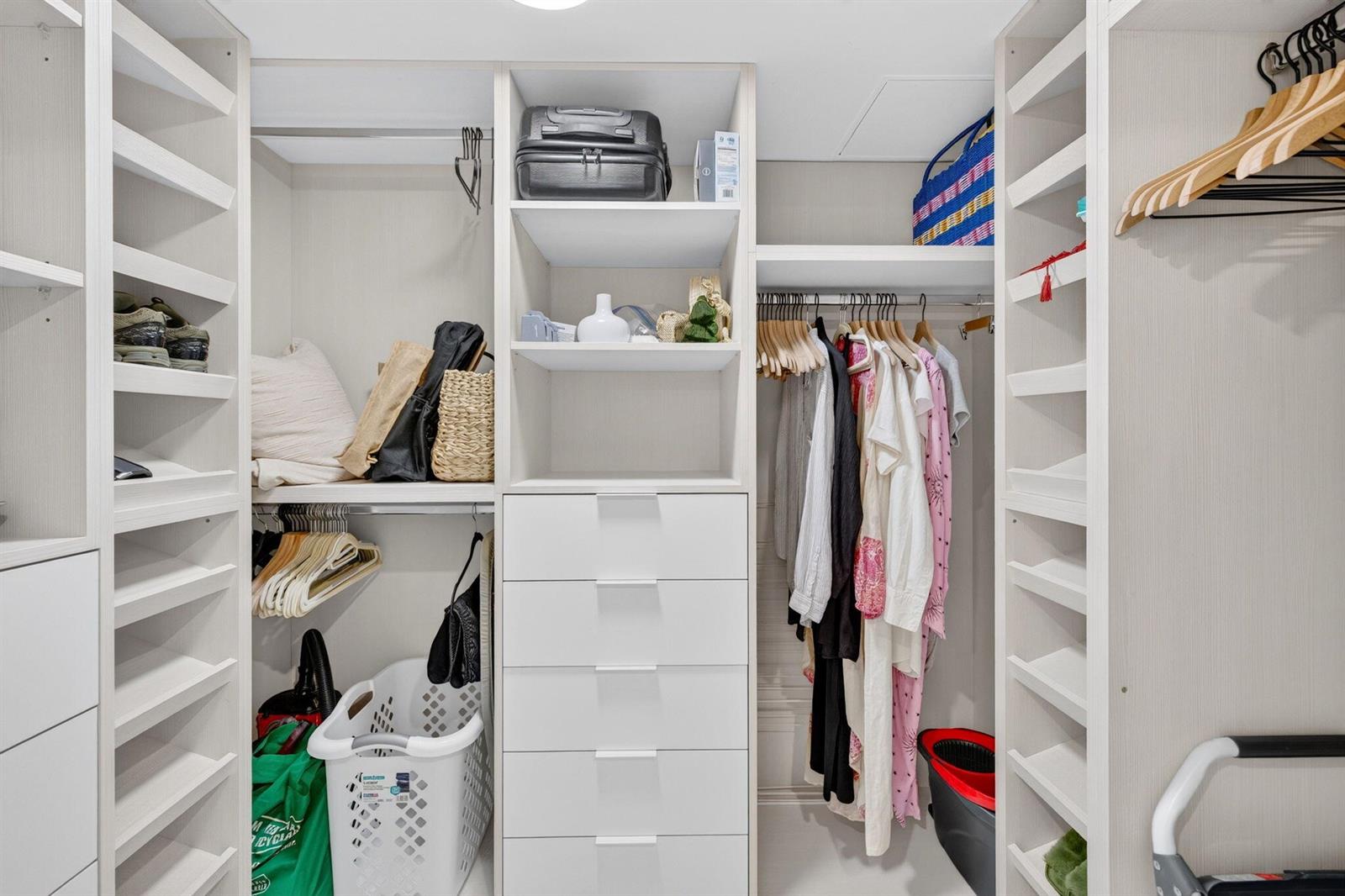 See details 806 1 / 1 1086 sq. ft. $ 2026-10-30 0 Photo
