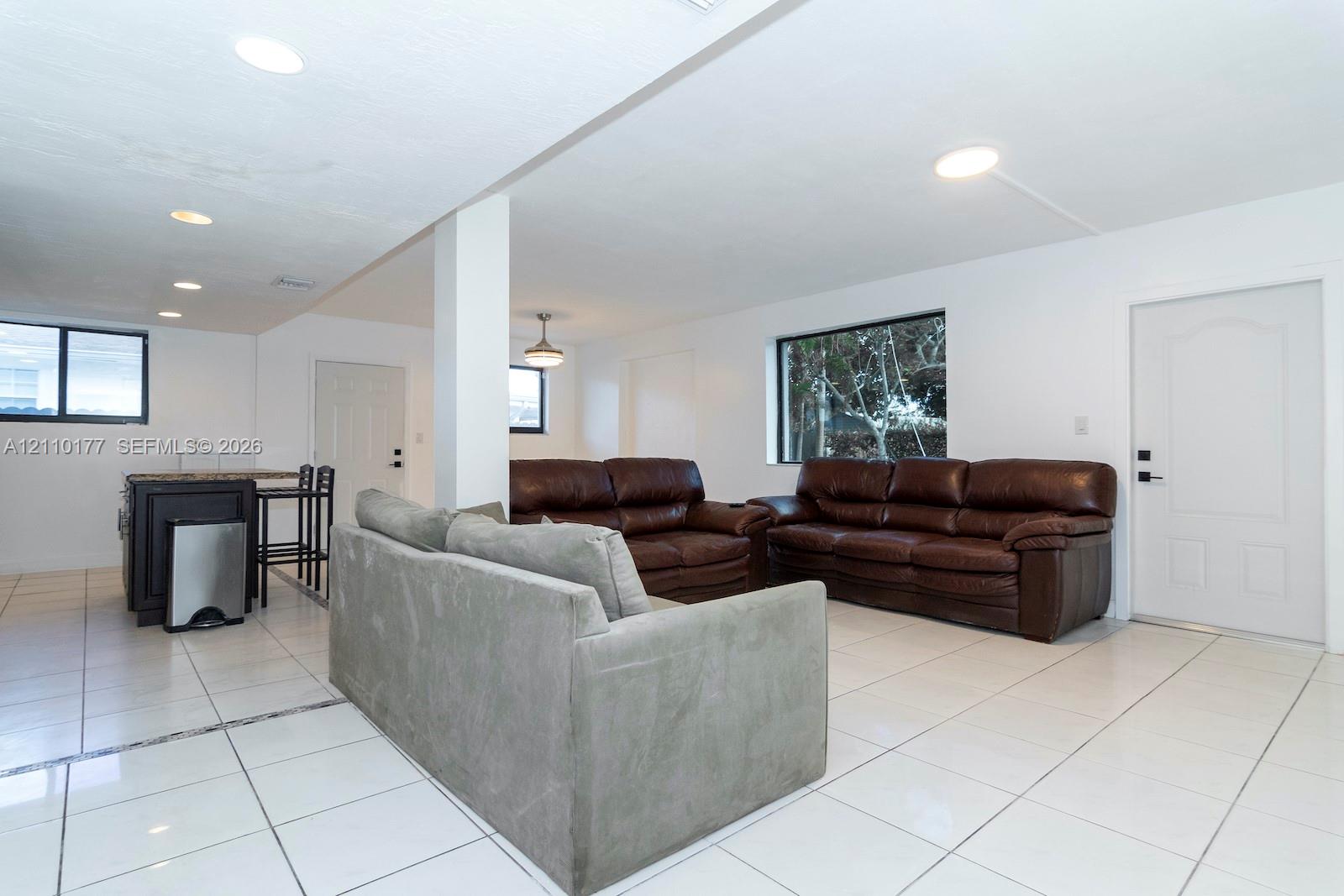   /  2135 sq. ft. $ 2026-10-21 0 foto