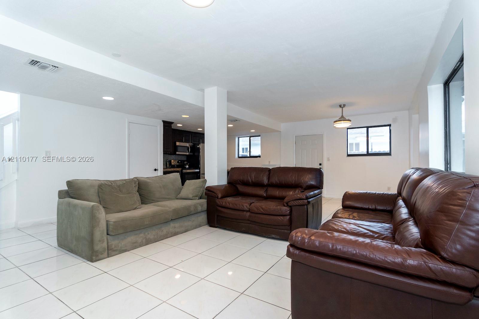   /  2135 sq. ft. $ 2026-10-21 0 foto