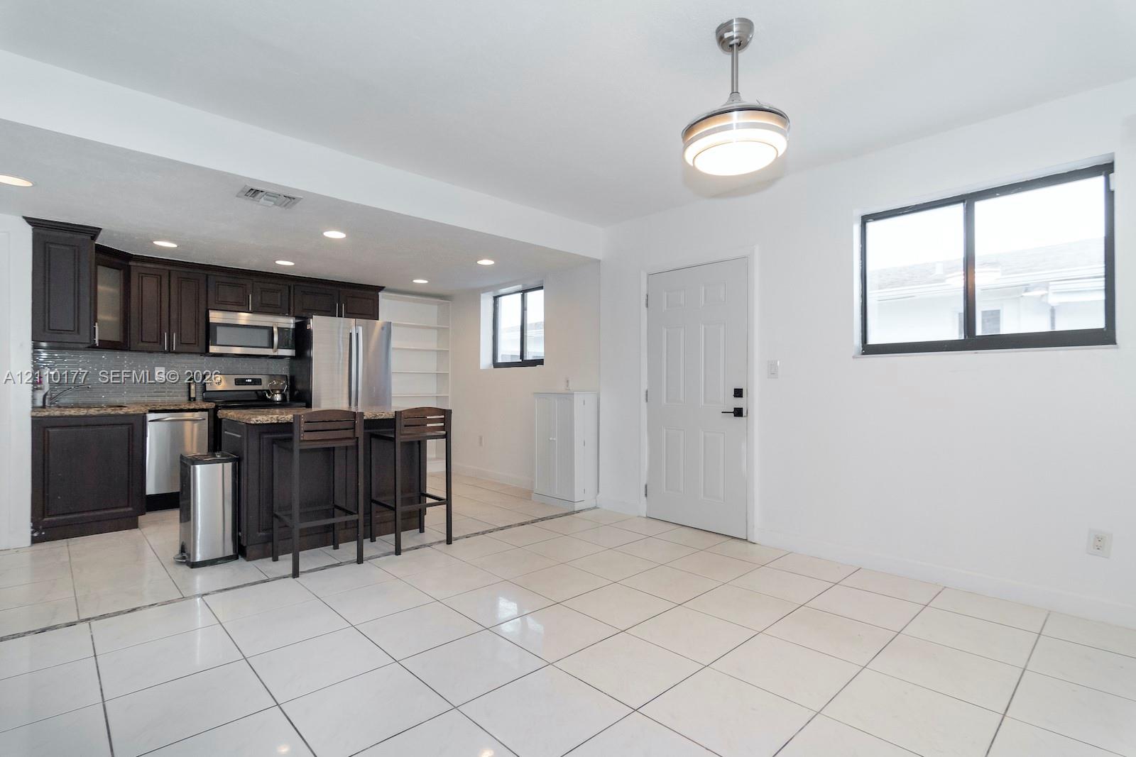   /  2135 sq. ft. $ 2026-10-21 0 foto