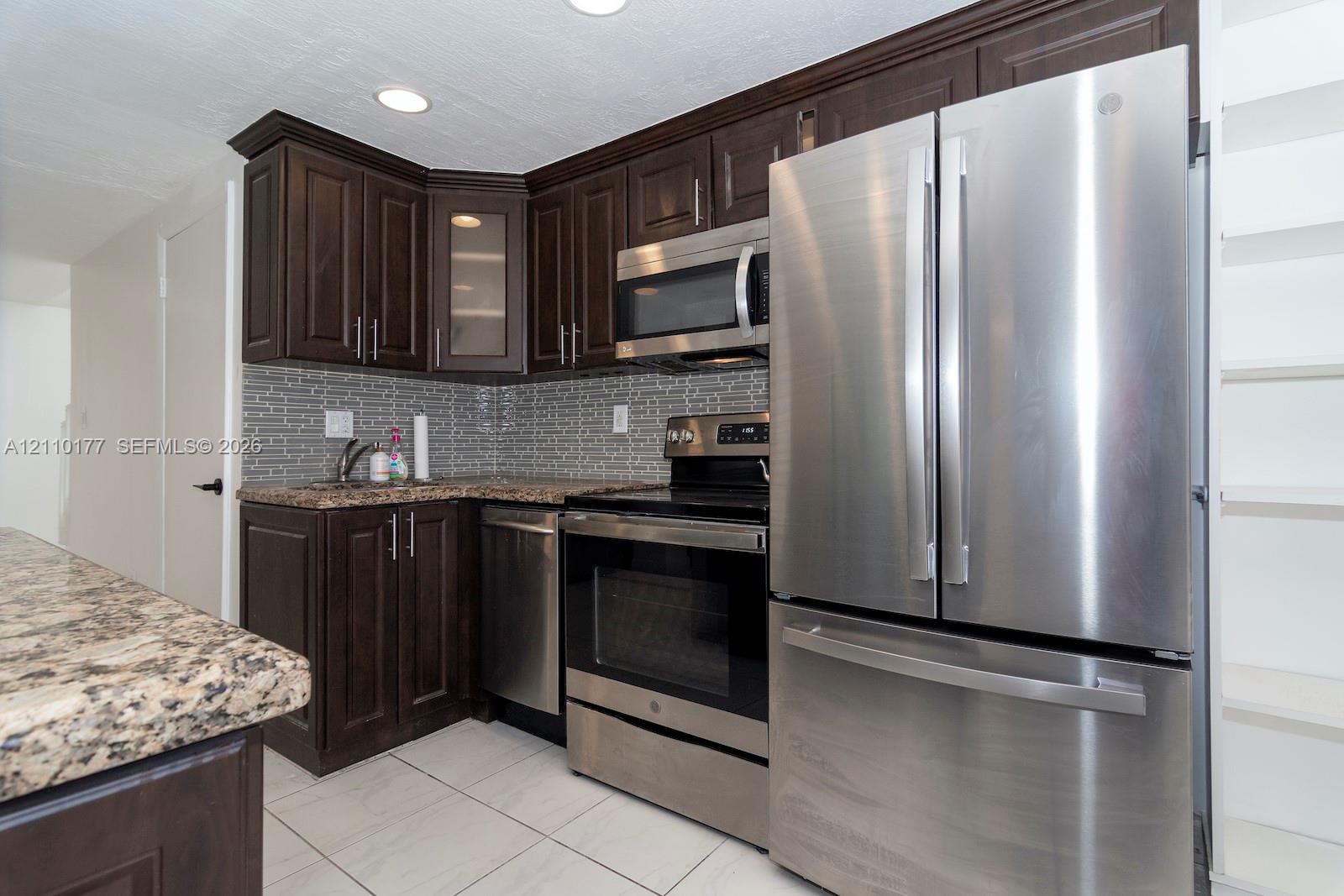   /  2135 sq. ft. $ 2026-10-21 0 foto