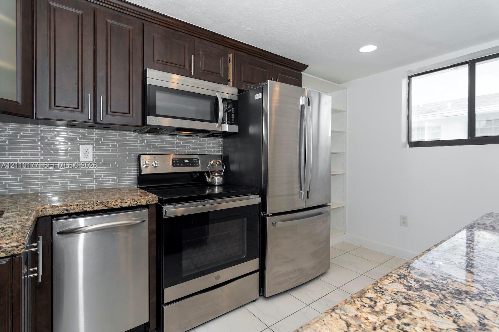   /  2135 sq. ft. $ 2026-10-21 0 foto