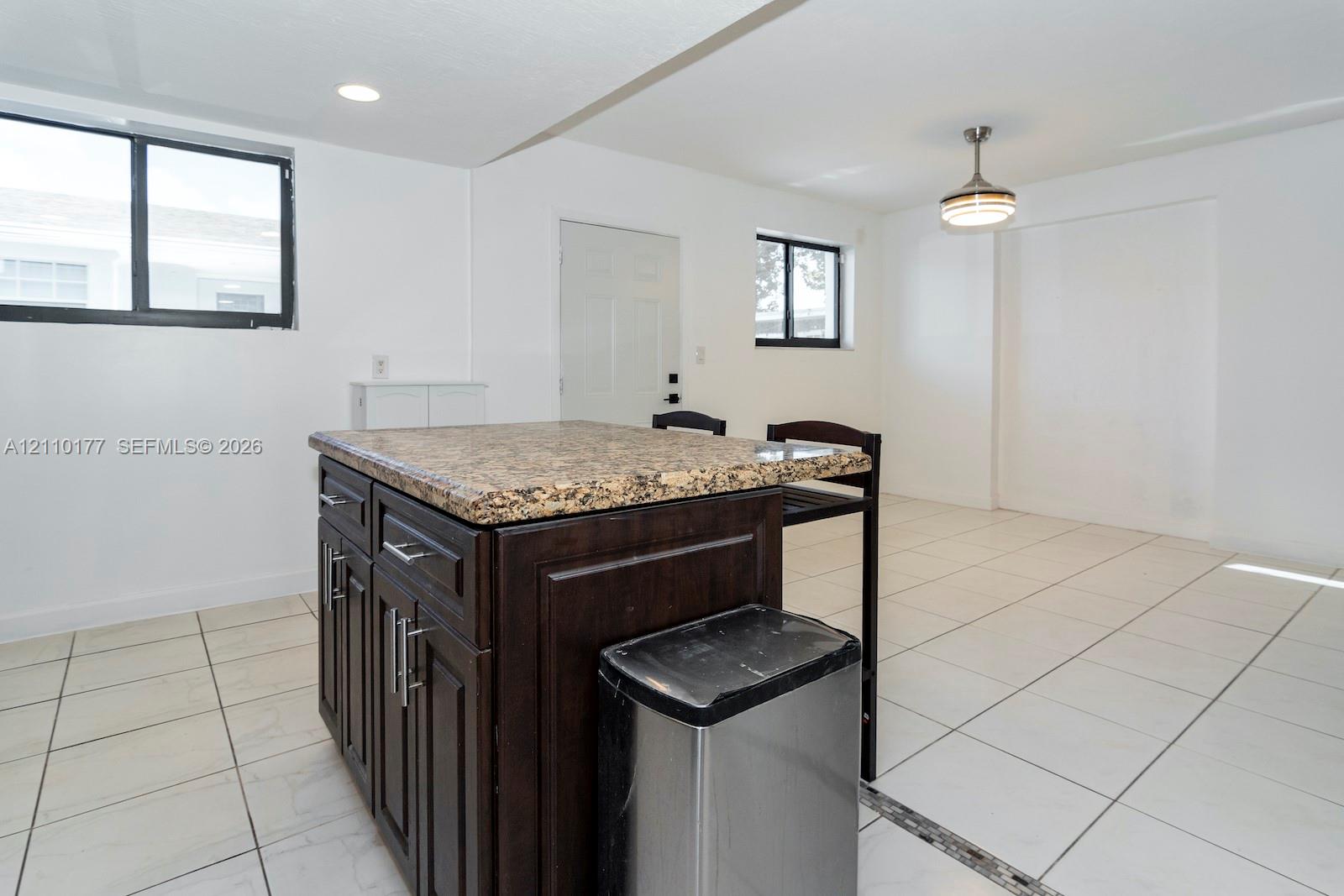   /  2135 sq. ft. $ 2026-10-21 0 foto