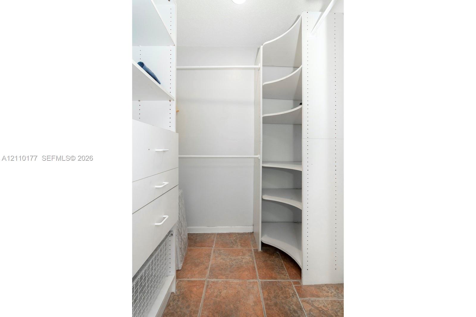   /  2135 sq. ft. $ 2026-10-21 0 foto