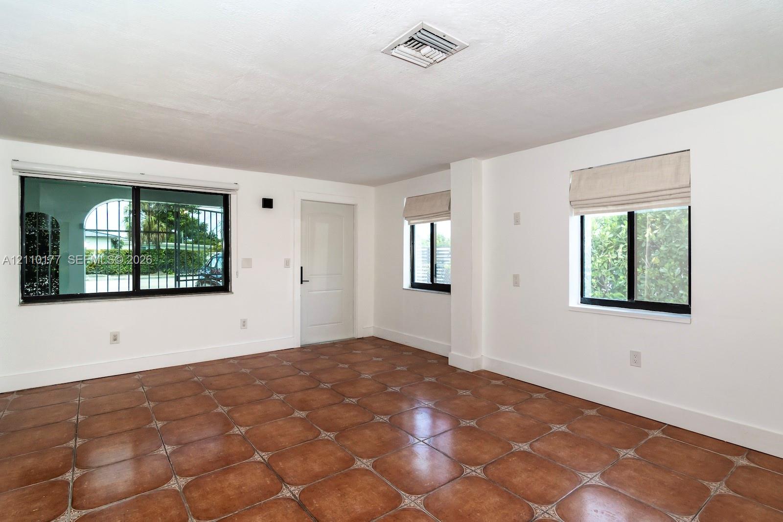   /  2135 sq. ft. $ 2026-10-21 0 foto