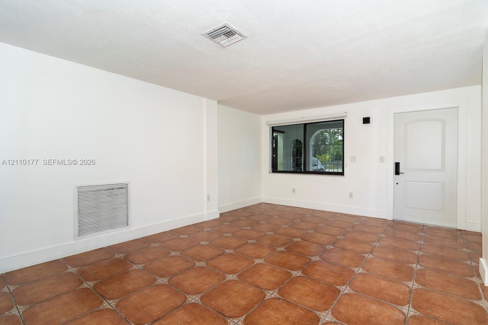   /  2135 sq. ft. $ 2026-10-21 0 foto