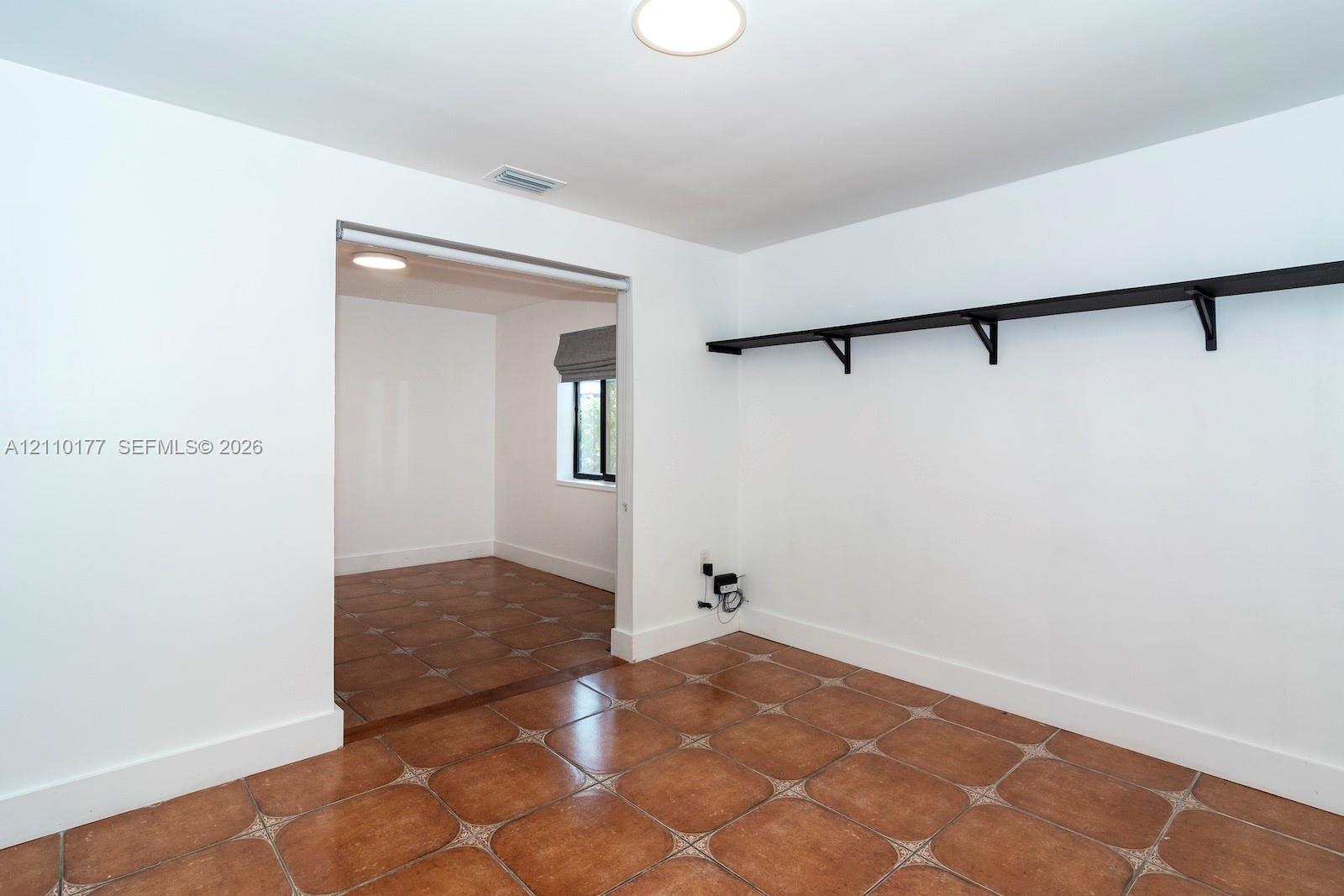   /  2135 sq. ft. $ 2026-10-21 0 foto