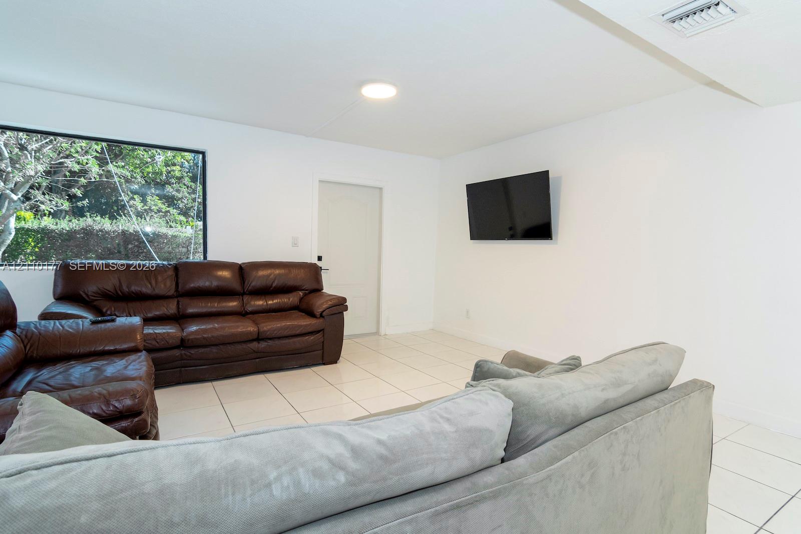   /  2135 sq. ft. $ 2026-10-21 0 foto