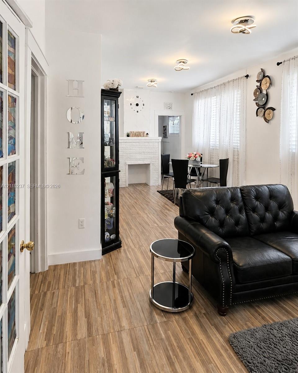   /  1364 sq. ft. $ 2026-10-21 0 foto