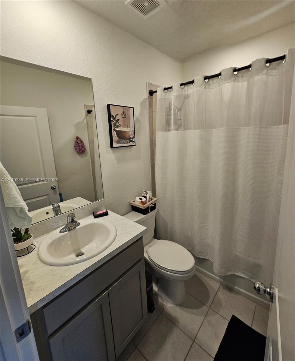 See details 465 4 / 3 1580 sq. ft. $ 2026-10-21 0 Photo