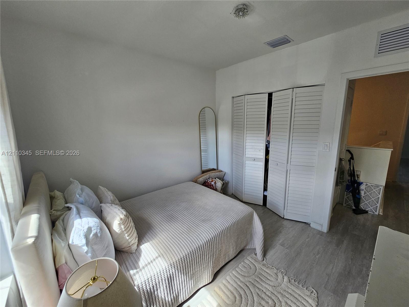 See details 465 4 / 3 1580 sq. ft. $ 2026-10-21 0 Photo