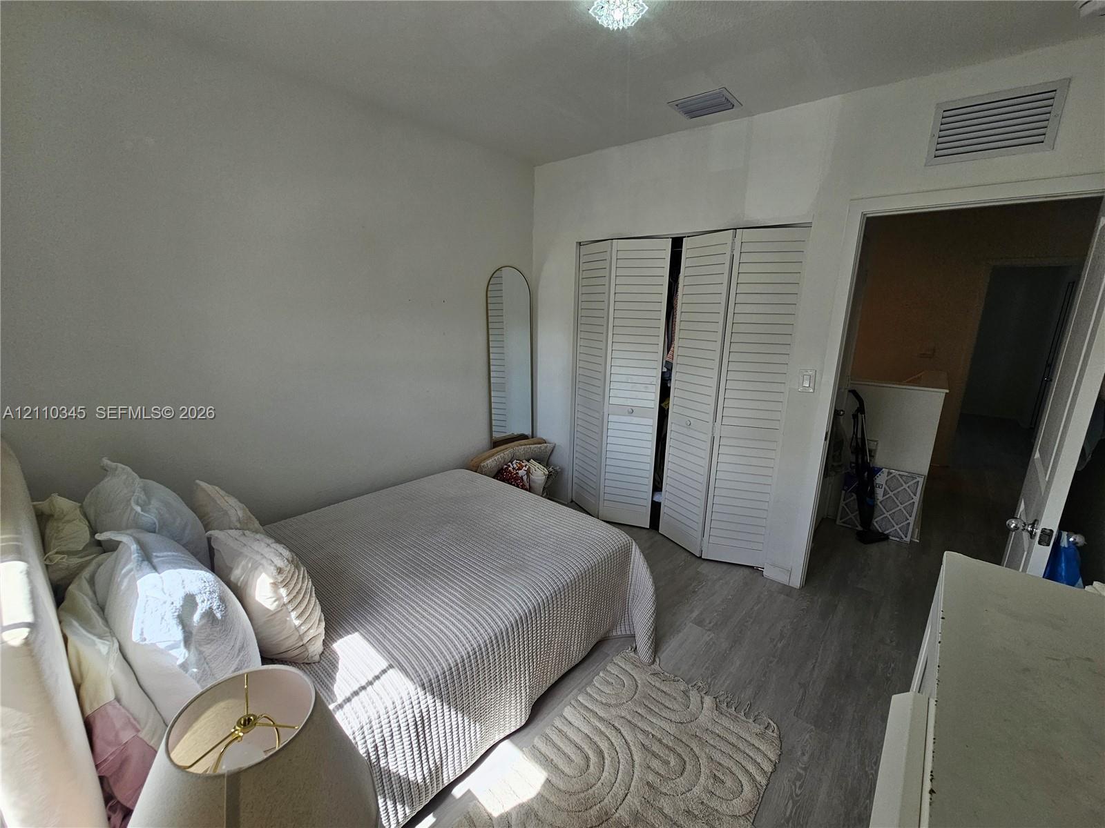 See details 465 4 / 3 1580 sq. ft. $ 2026-10-21 0 Photo