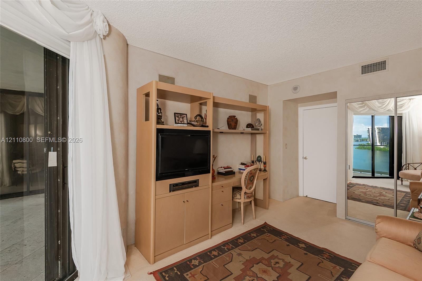 Ver detalles 1105 2 / 2 1690 sq. ft. $ 2026-10-21 0 foto