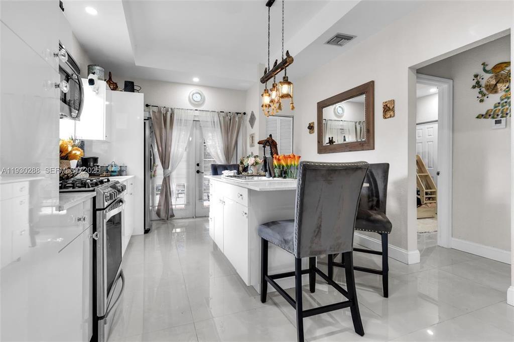 Ver detalles / 0 1350 sq. ft. $ 2026-10-23 0 foto