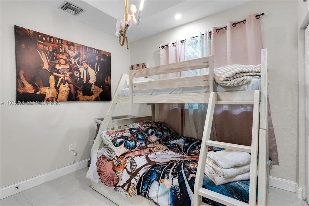 Ver detalles / 0 1350 sq. ft. $ 2026-10-23 0 foto