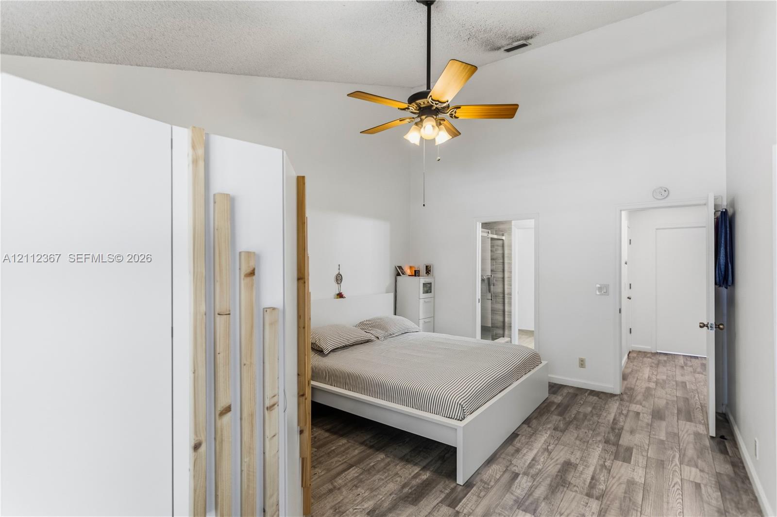 Ver detalles 10803 2 / 3 1190 sq. ft. $ 2026-10-24 0 foto