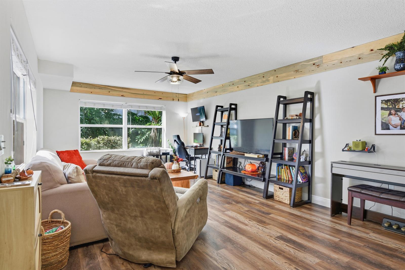 3233 2 /  1374 sq. ft. $ 2026-10-25 0 foto