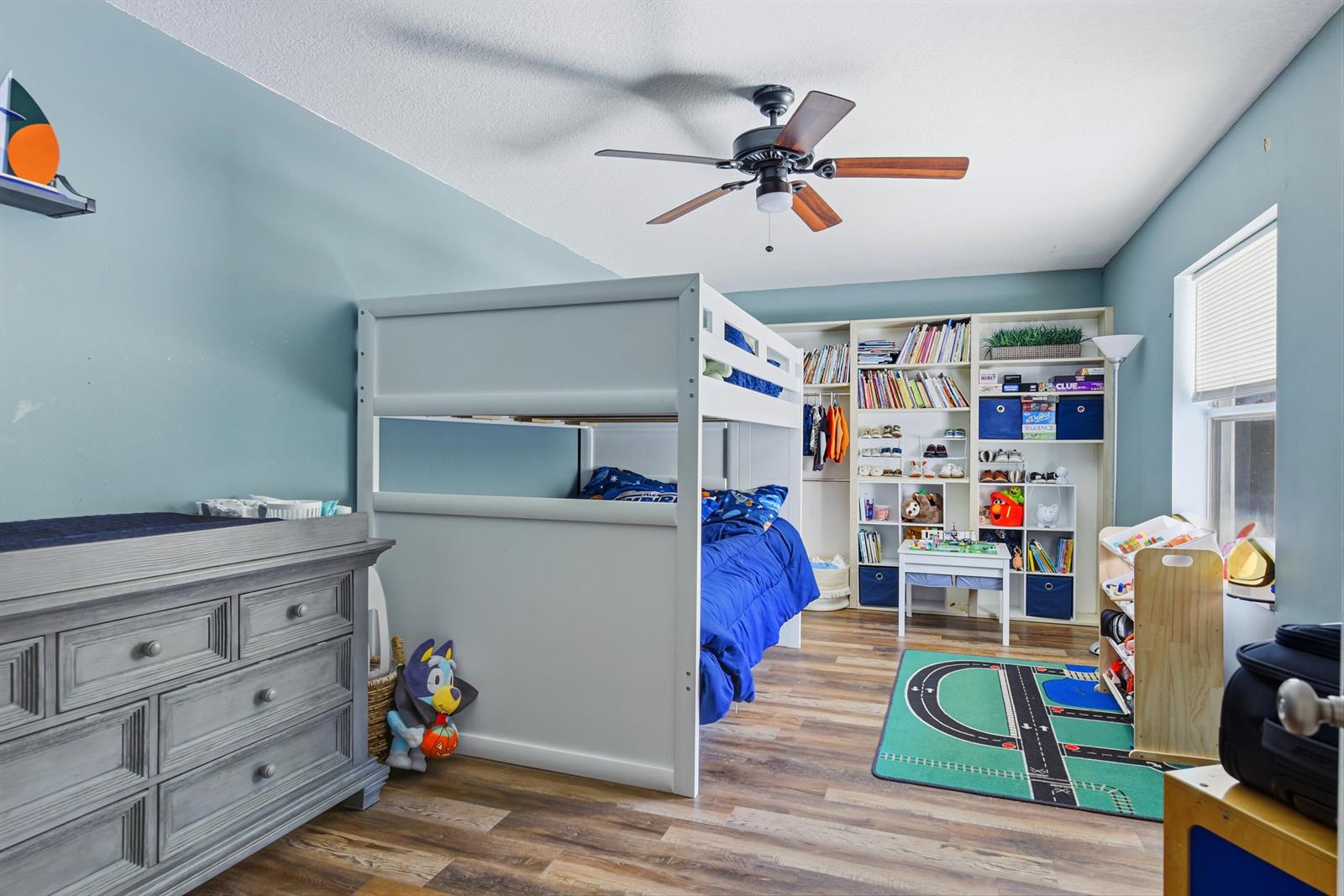 3233 2 /  1374 sq. ft. $ 2026-10-25 0 foto