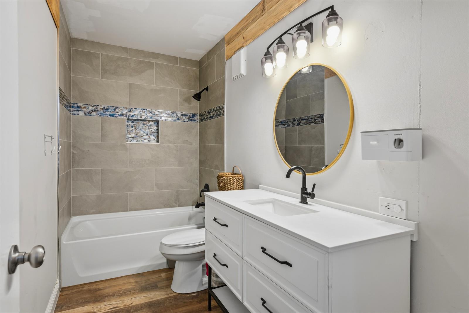 3233 2 /  1374 sq. ft. $ 2026-10-25 0 foto