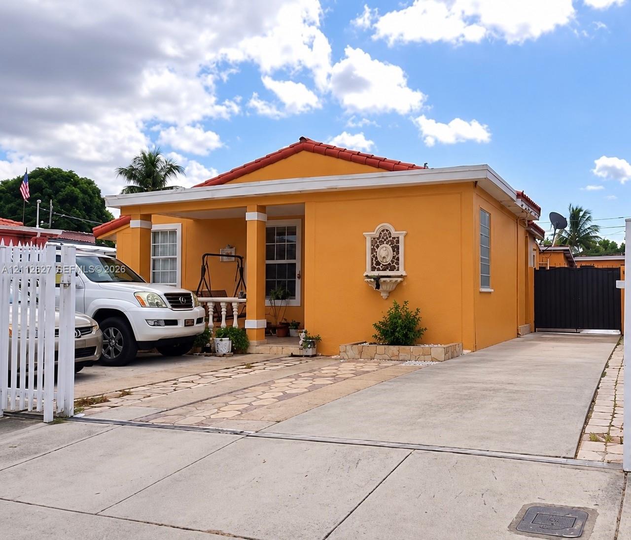 See details 240 3 / 2 1940 sq. ft. $ 2026-10-25 0 Photo