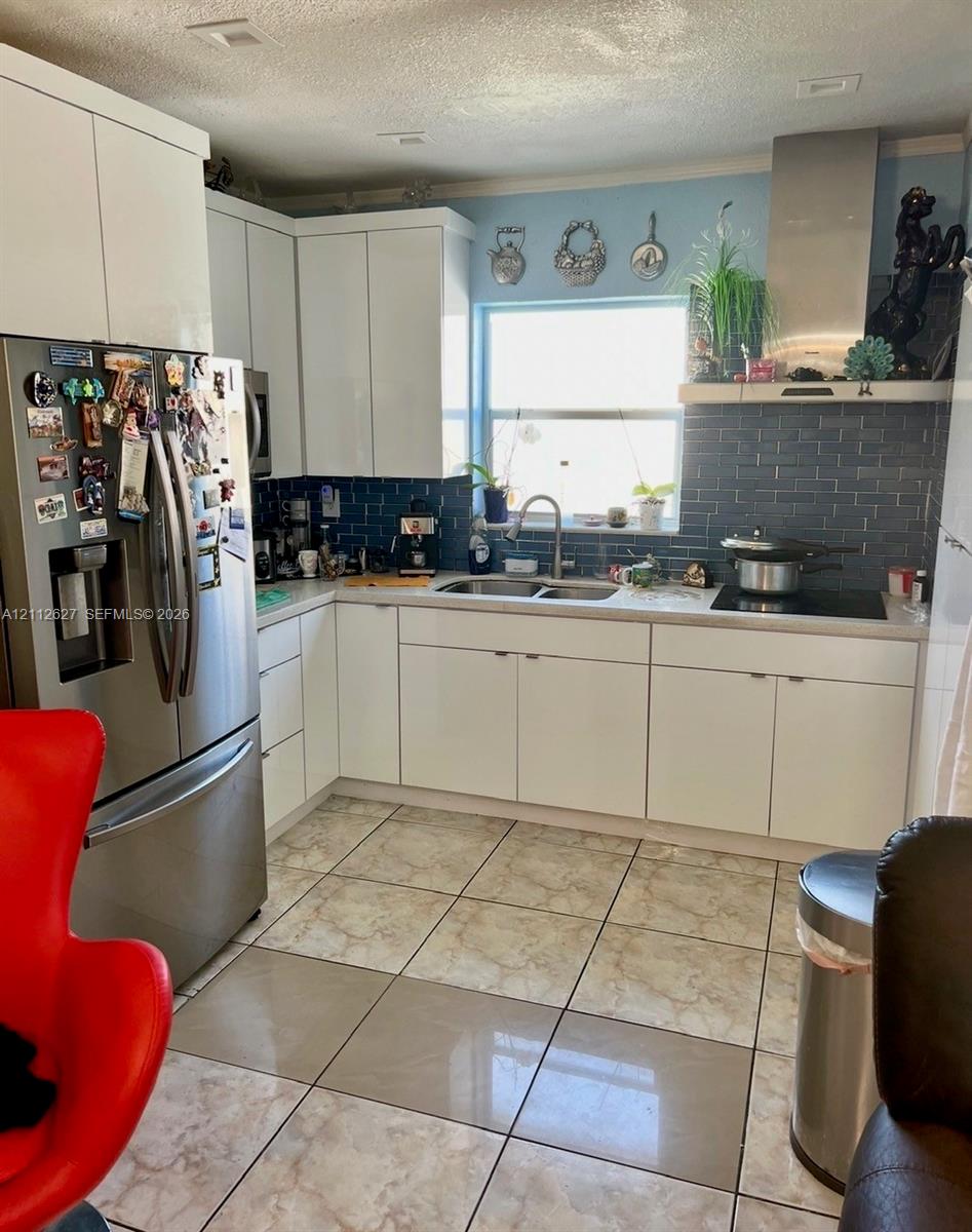 See details 240 3 / 2 1940 sq. ft. $ 2026-10-25 0 Photo