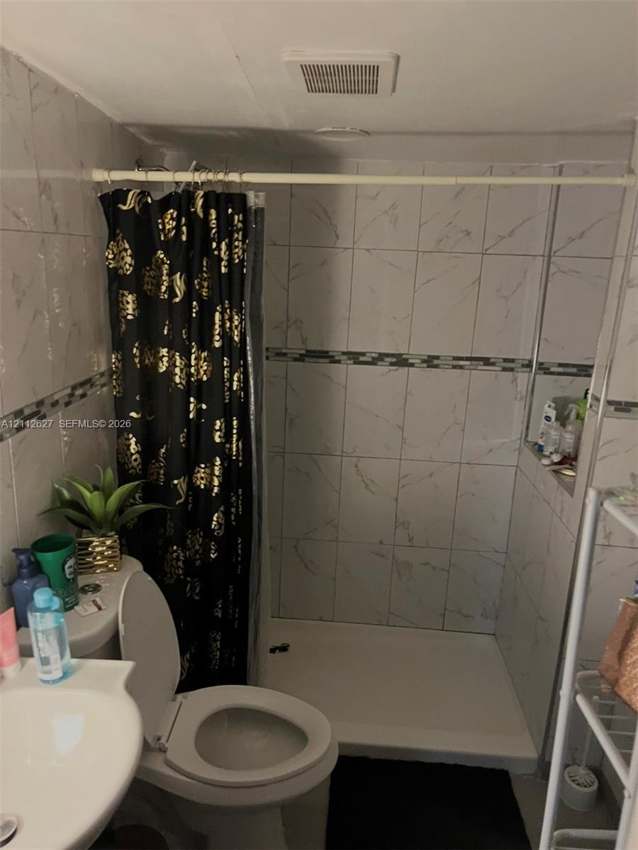 See details 240 3 / 2 1940 sq. ft. $ 2026-10-25 0 Photo