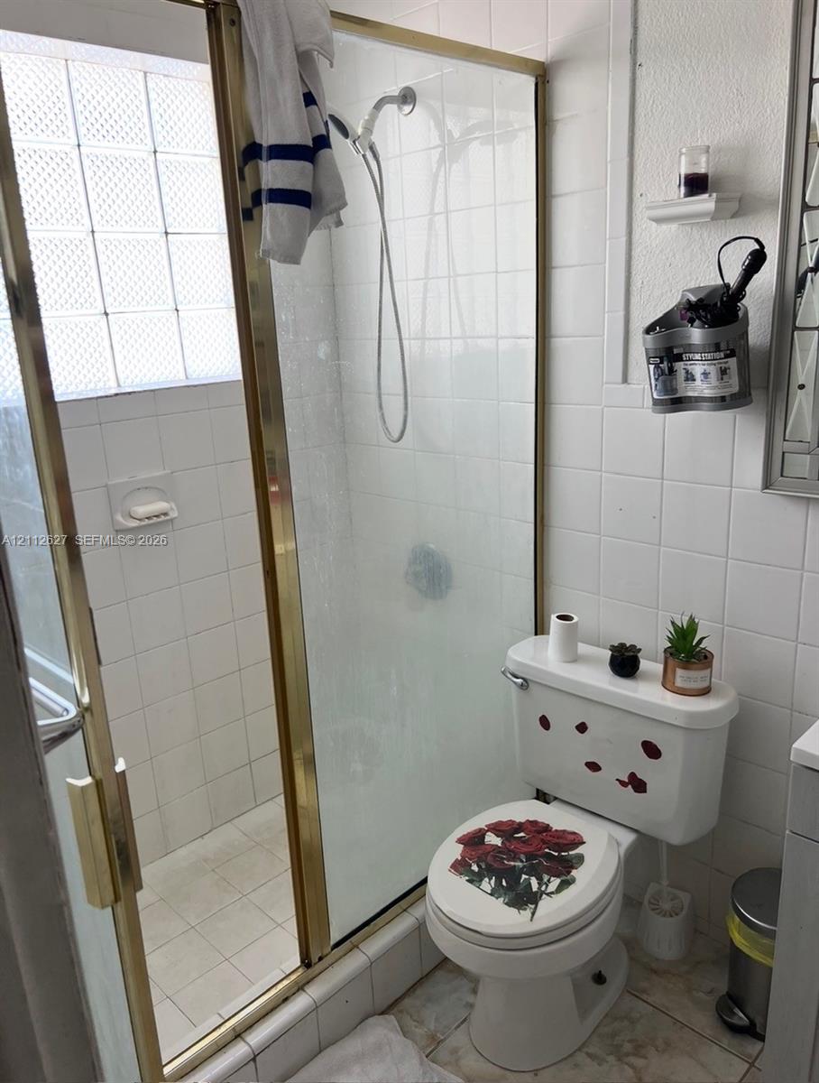 See details 240 3 / 2 1940 sq. ft. $ 2026-10-25 0 Photo