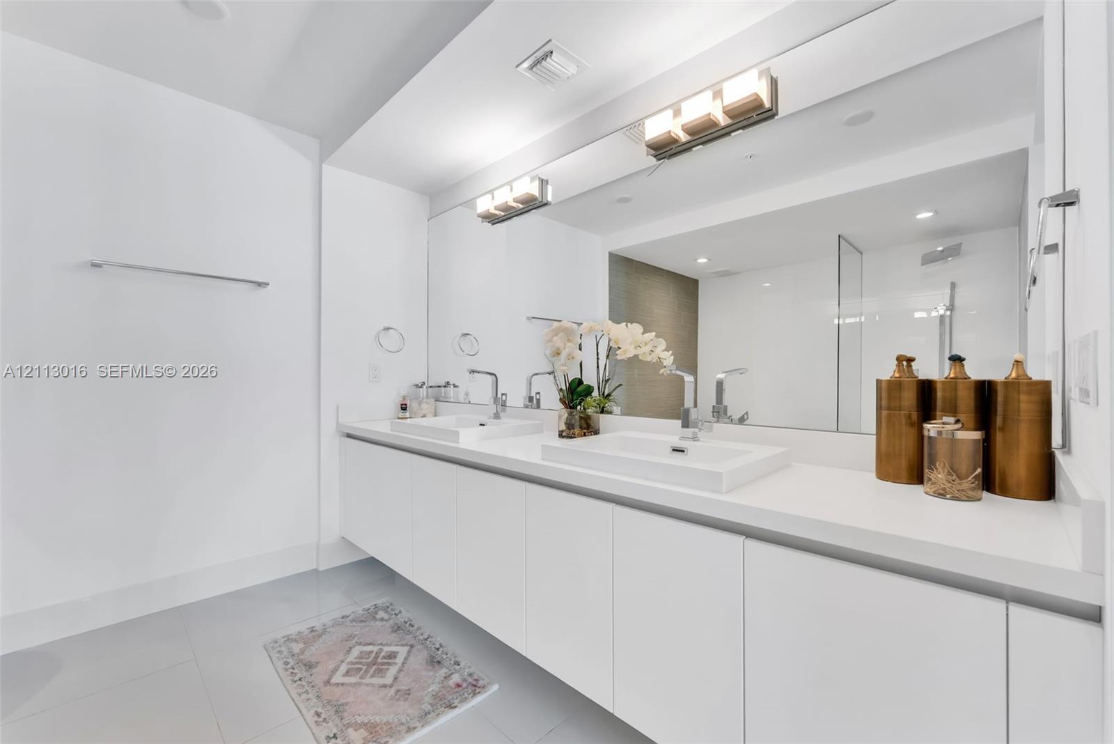 Ver detalles 4-1603 3 / 3 1524 sq. ft. $ 2026-10-26 0 foto