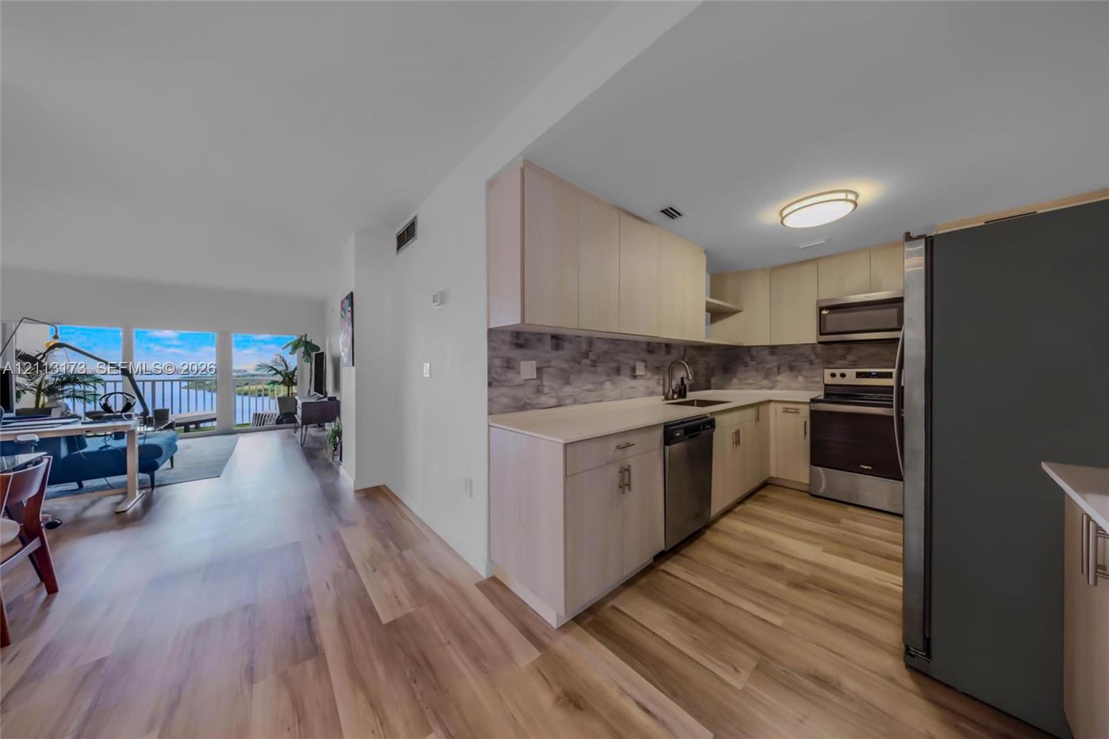 1614 1 / 2 762 sq. ft. $ 2026-10-26 0 foto