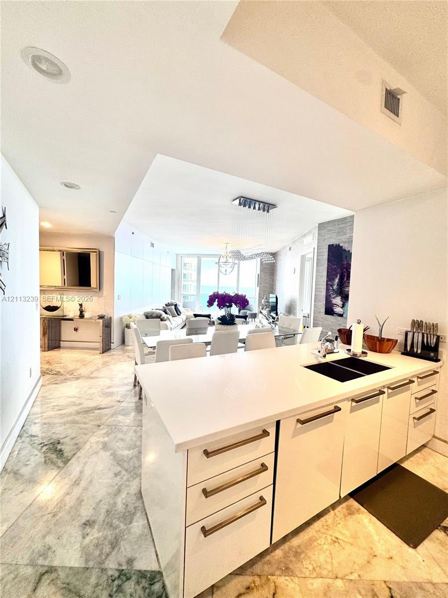 2403 2 / 3 1962 sq. ft. $ 2026-10-26 0 foto