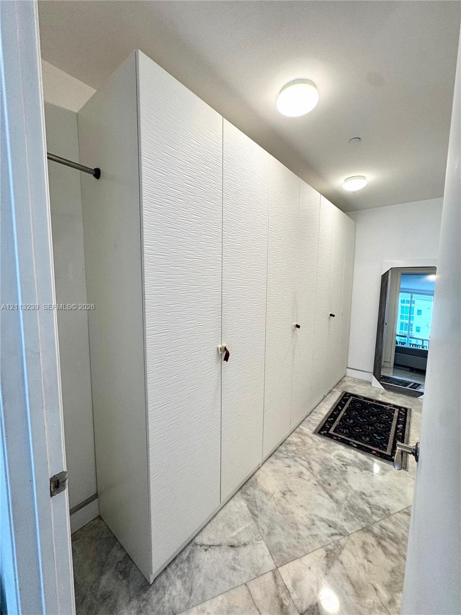 2403 2 / 3 1962 sq. ft. $ 2026-10-26 0 foto