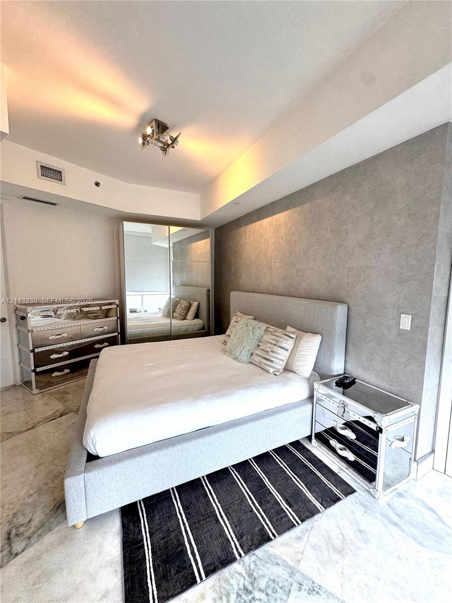 2403 2 / 3 1962 sq. ft. $ 2026-10-26 0 foto