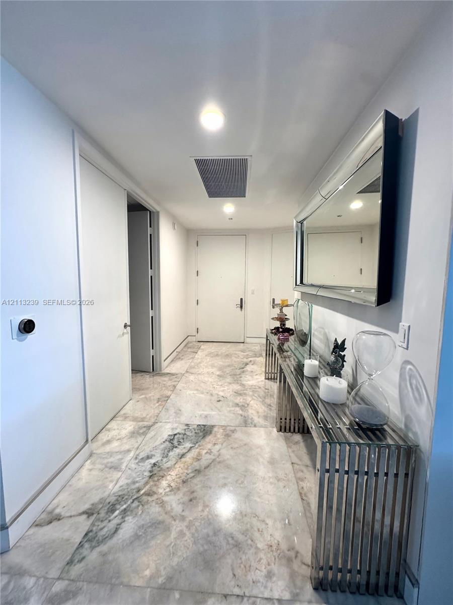 2403 2 / 3 1962 sq. ft. $ 2026-10-26 0 foto