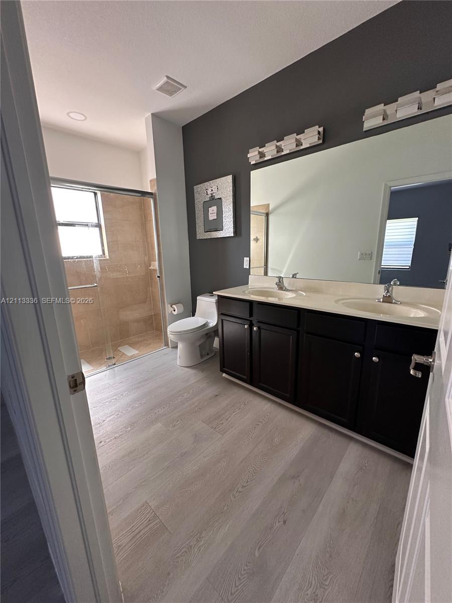 Ver detalles 15461 3 / 3 1906 sq. ft. $ 2026-10-26 0 foto
