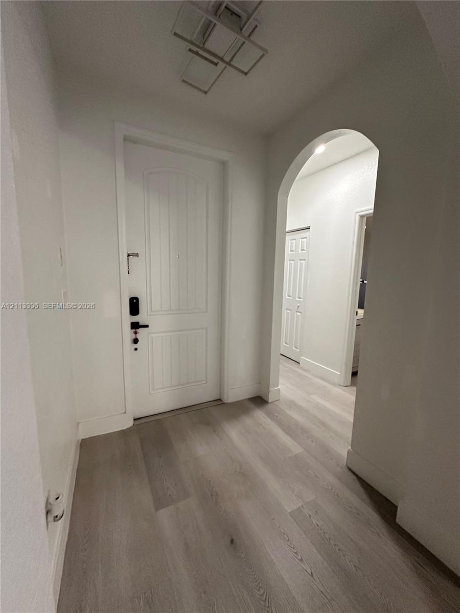 Ver detalles 15461 3 / 3 1906 sq. ft. $ 2026-10-26 0 foto