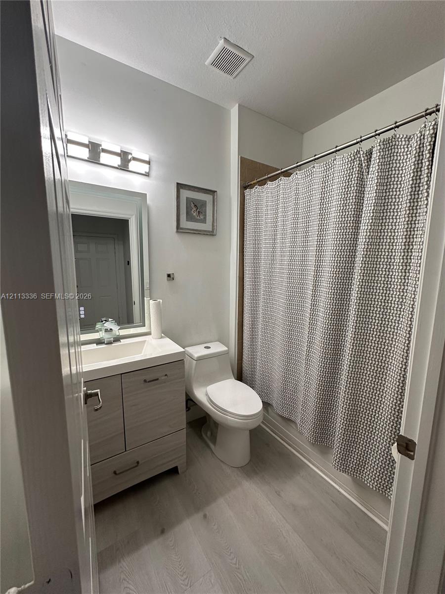 Ver detalles 15461 3 / 3 1906 sq. ft. $ 2026-10-26 0 foto