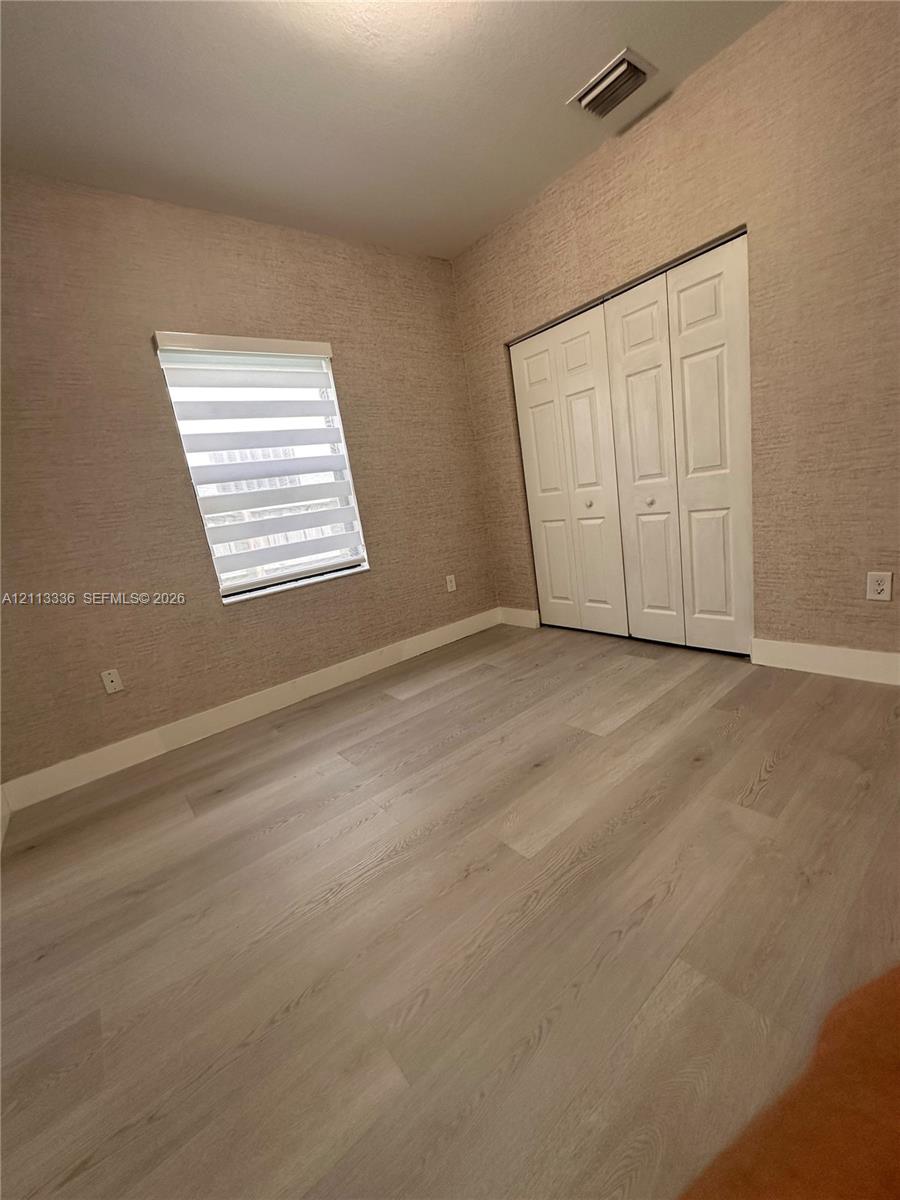 Ver detalles 15461 3 / 3 1906 sq. ft. $ 2026-10-26 0 foto